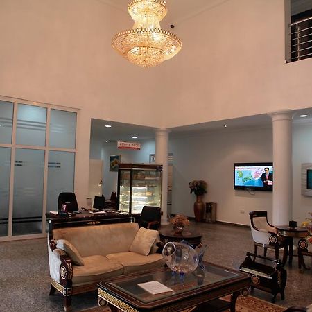 Immaculate Suites And Apartments Mobushipe Екстериор снимка