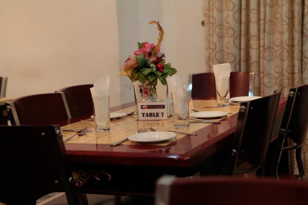 Immaculate Suites And Apartments Mobushipe Екстериор снимка