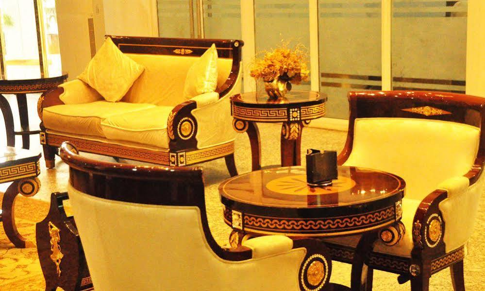 Immaculate Suites And Apartments Mobushipe Екстериор снимка