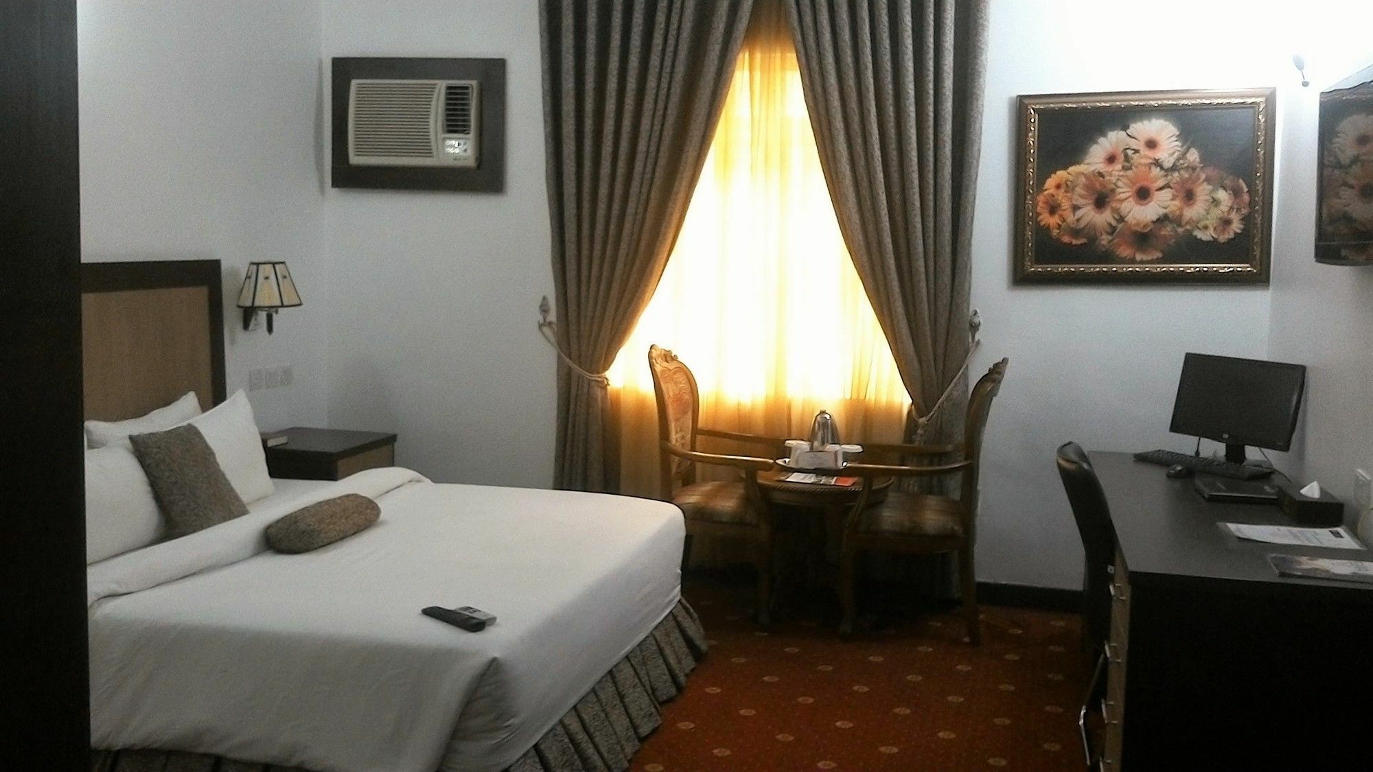 Immaculate Suites And Apartments Mobushipe Екстериор снимка
